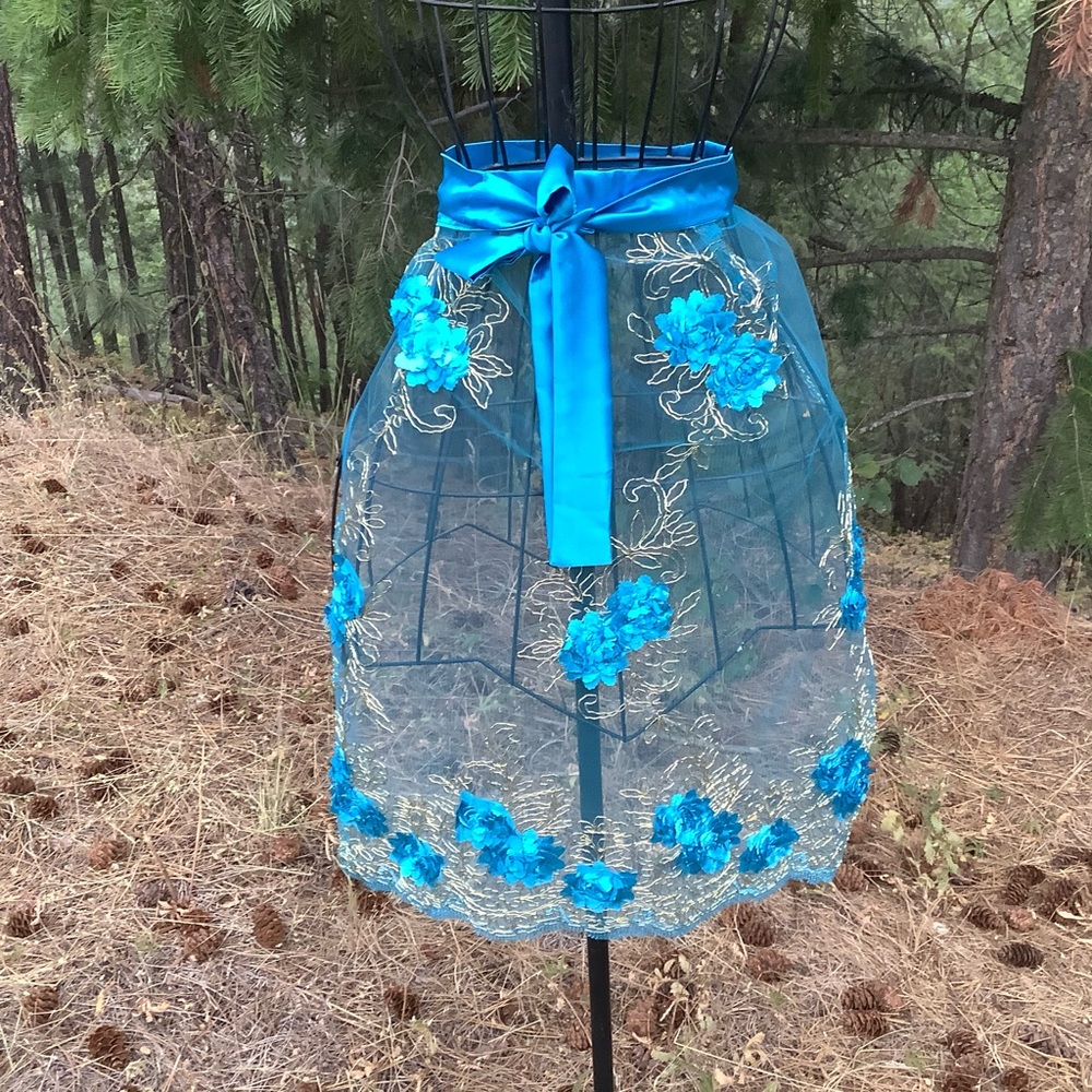 Pretty Bright blue lace apron woman costume apron Octoberfest dirndl Aprons